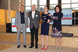 Oberbürgermeister Uwe Schneidewind (li) und Kirsten Jahn von der Metropolregion Rheinland (re.) überreichen die Auszeichnung an Maya Thielenhaus (2.v.re.) und Oliver Hidebrandt (2.v.li.) von Thielenhaus Technologies.