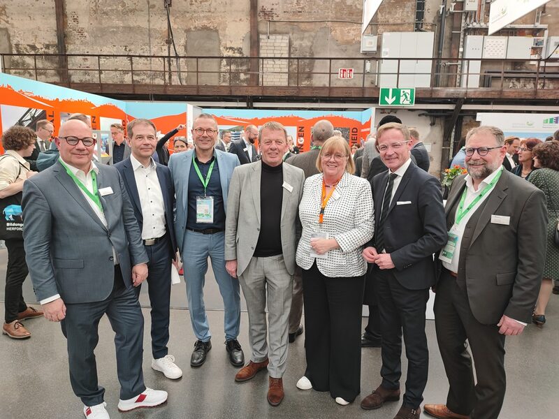 Gruppenfoto mit den Bergischen Oberbürgermeistern, NRW-Staatssekretär Sieveke und BSW-Vertretern