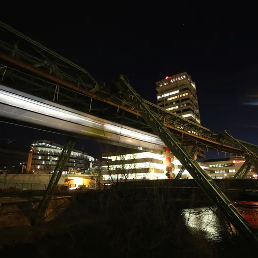 Schwebebahn bei Nacht