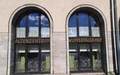 Bogenfenster mit Schriftzug Altenzentrum Wuppertaler Hof