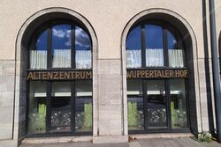 Bogenfenster mit Schriftzug Altenzentrum Wuppertaler Hof
