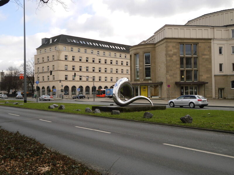 Blick auf das Opernhaus und den Wuppertaler Hof