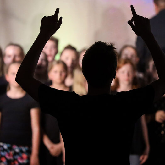 100 Schüler aus allen Jahrgangsstufen vom Vestischen Gymnasium zeigten beim Sommerkonzert was sie musikalisch drauf haben.