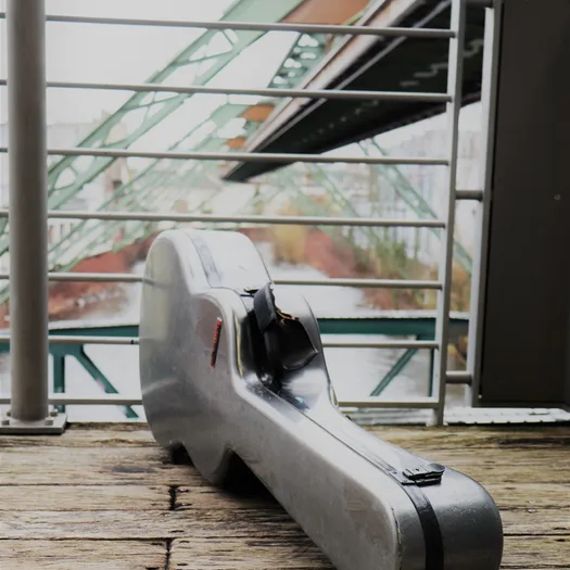 Gitarrenkoffer an Schwebebahnstation