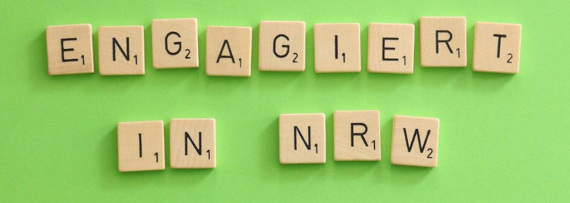 Engagiert in NRW in Scrabble-Buchstaben
