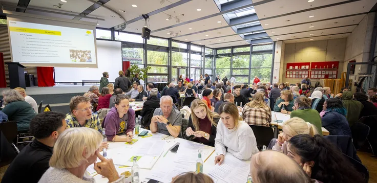 Foto von den Gruppentischen beim Gemeinwohlcheck des Bürger*innenbudgets 2025