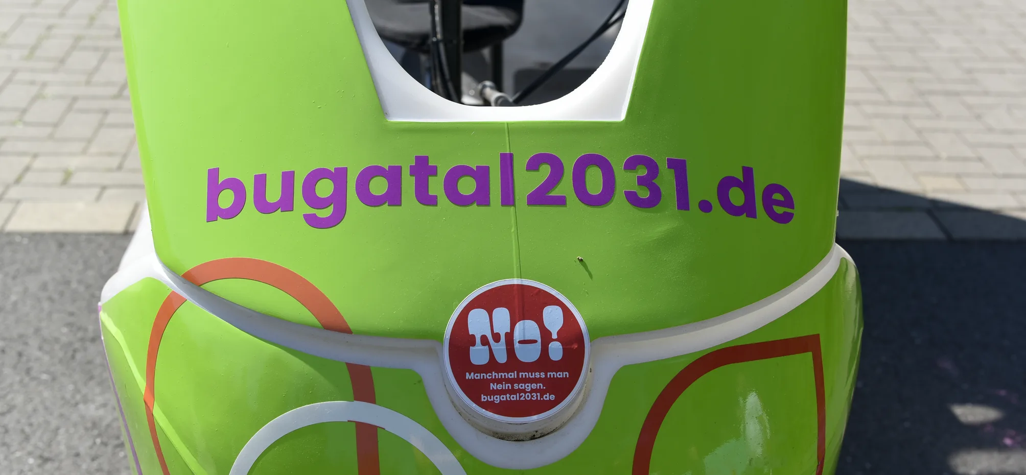Ein Velotaxi mit der Aufschrift Bugatal2031.de