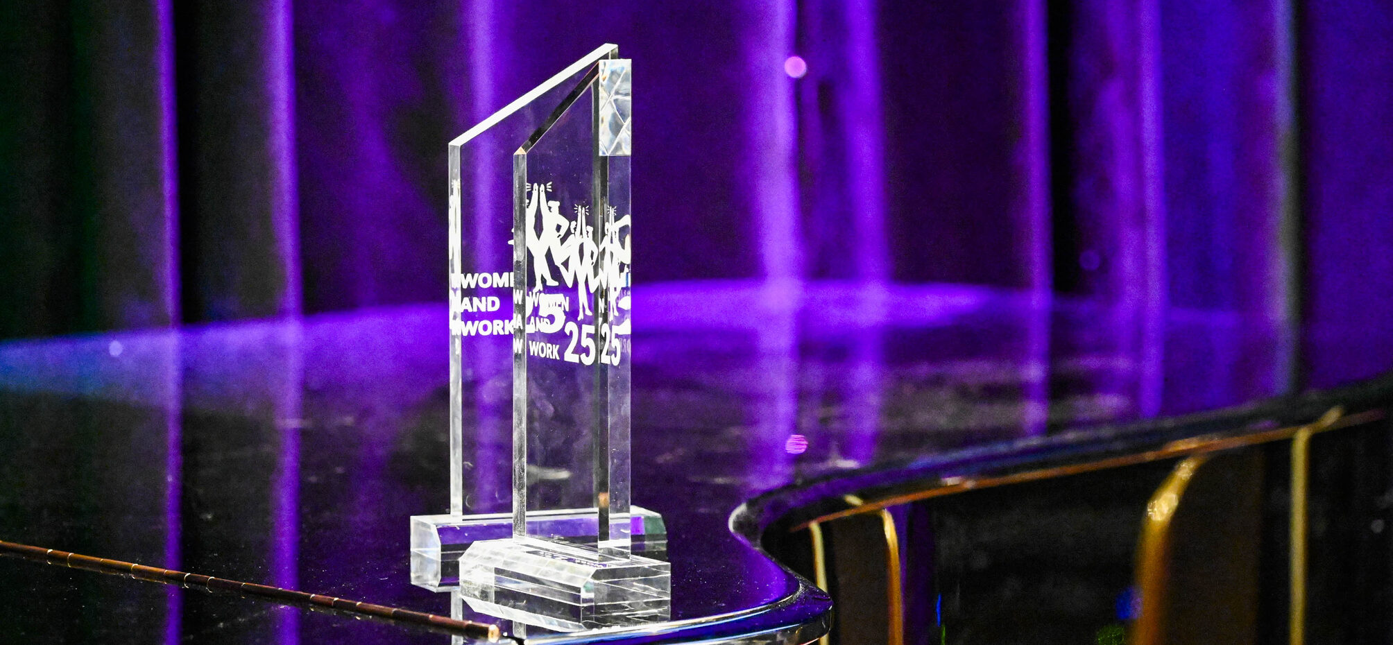 Trophäe für die Gewinnerinnen des Wettbewerbs "Women and Work"