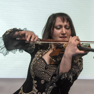 Frau mit Geige
