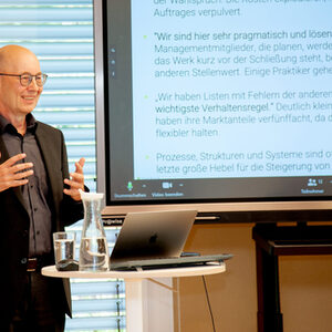 Holger Schlichting beim Vortrag