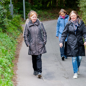 Vier Frauen beim Spaziergang
