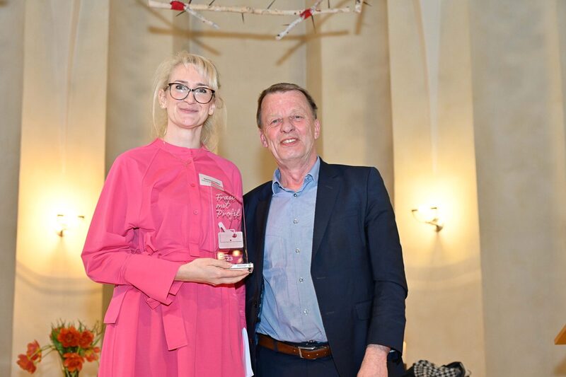 Preisträgerin Natalie Schaffert mit OB Burkhard Mast-Weisz