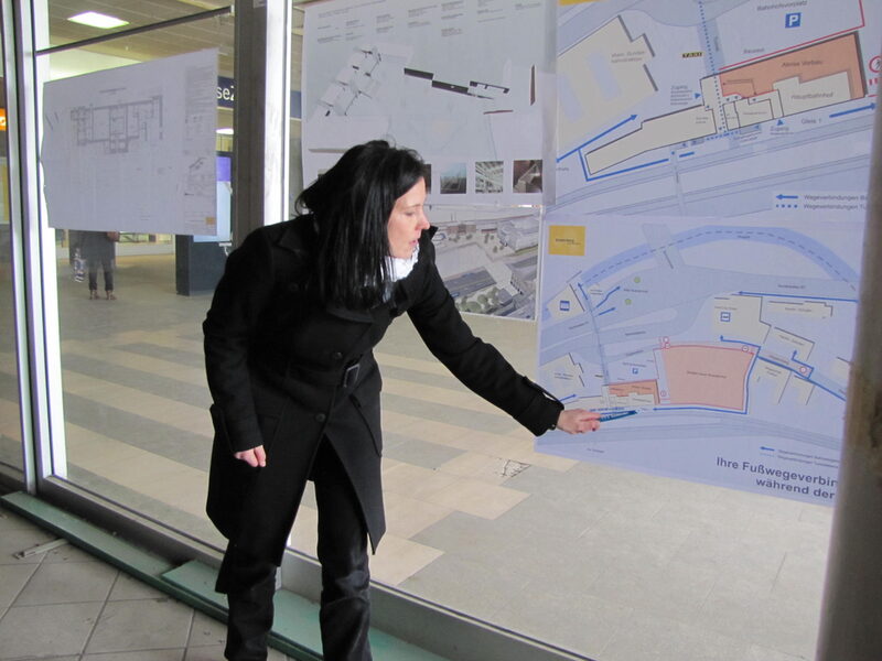 Projektleiterin erläutert die Fußgängerwege