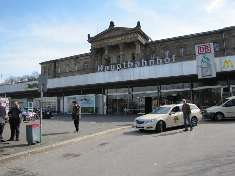 Das historische Bahnhofsgebäude mit Flachdachanbau aus den 60ern