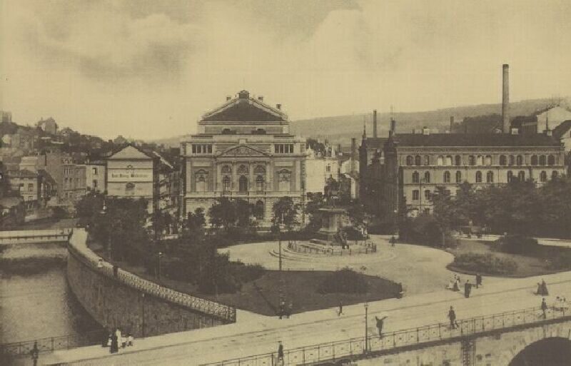 Der Brausenwerther Platz mit Kaiserdenkmal, Stadttheater (Mitte) und Schwimmanstalt (rechts), etwa 1895