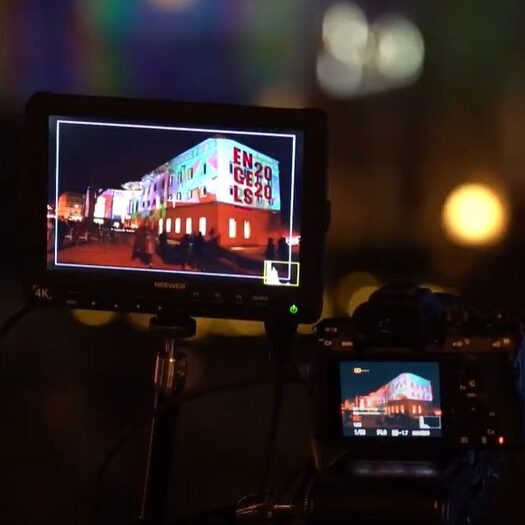 Videoaufnahme vom illuminierten Opernhaus