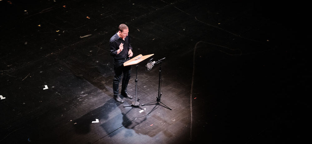 Olaf Reitz liest aus dem Manifest auf der Bühne im Opernhaus