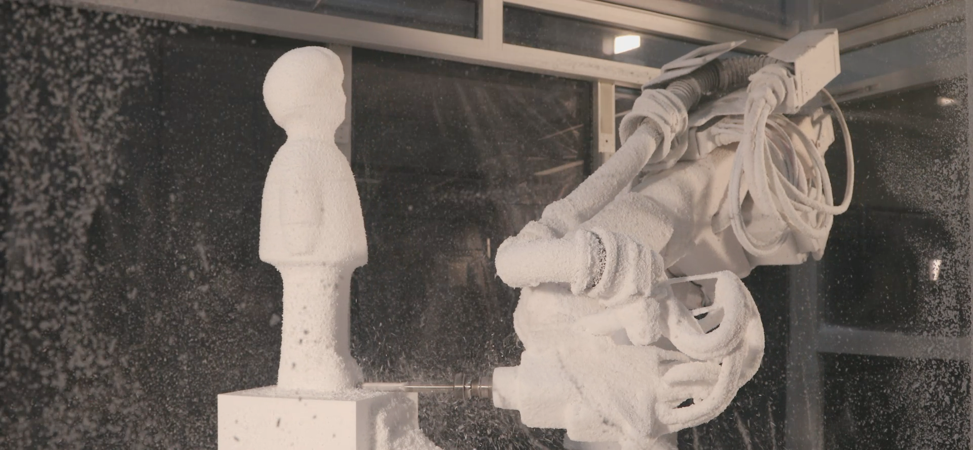 Ausschnitt aus der Dokumentation „when robots make art“ - Roboter fräst Engels2020-Skulptur