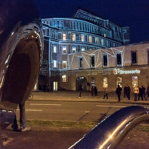 Wuppertaler Opernhaus_auf Fassade ist Lichtinstallation von Gregor Eisenmann zu sehen