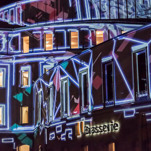 Lichtkünstler Gregor Eisenmann beleuchtet die Fassade des Wuppertaler Opernhauses