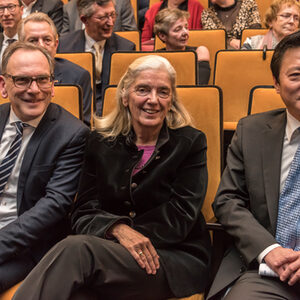 Wuppertals Oberbürgermeister Andreas Mucke, NRW-Kultur- und Wissenschaftsministerin Isabel Pfeiffer-Poensgen sowie chinesischer Generalkonsul Haiyang Feng