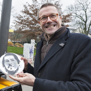 Wuppertals Oberbürgermeister hält eine Ampelstreuscheibe in der Hand mit Engels-Konterfei