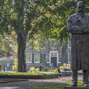 Chinesische Statue zeigt Friedrich Engels im Engelsgarten