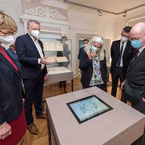 Museumsdirektor Dr. Lars Bluma führt die geladenen Gäste durch das frisch sanierte Engels-Haus und die neue Dauerausstellung