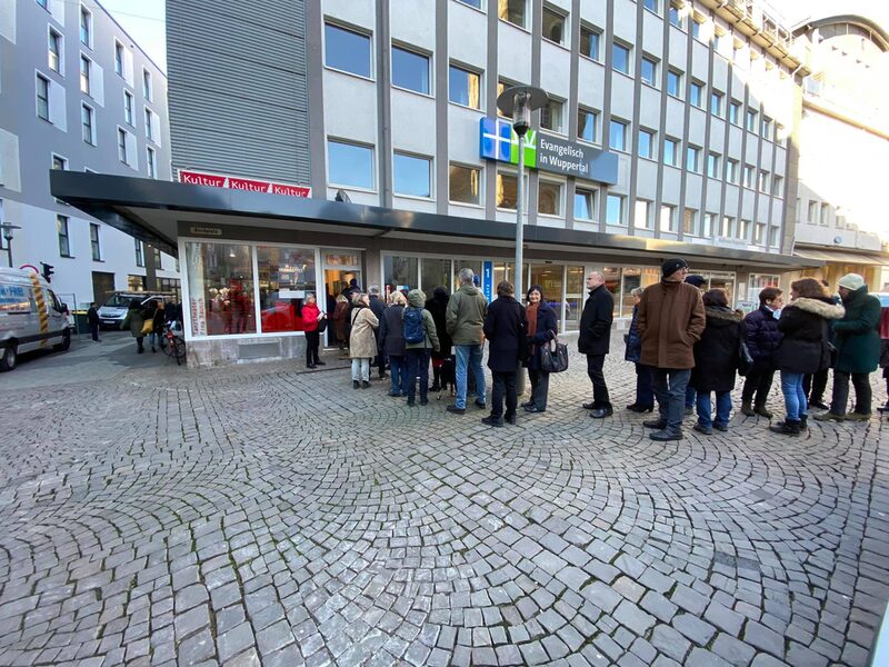 Menschenschlange vor der Wuppertaler Kulturkarte