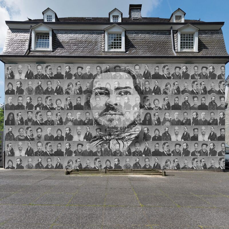 Entwurf des Kunstprojektes INSIDE OUT ENGELS von Kuratorin Valentina Manojlov auf dem Engels-Haus: 200 Gesichter in schwarz-weiß, im Vordergrund der Kopf des jungen Friedrich Engels