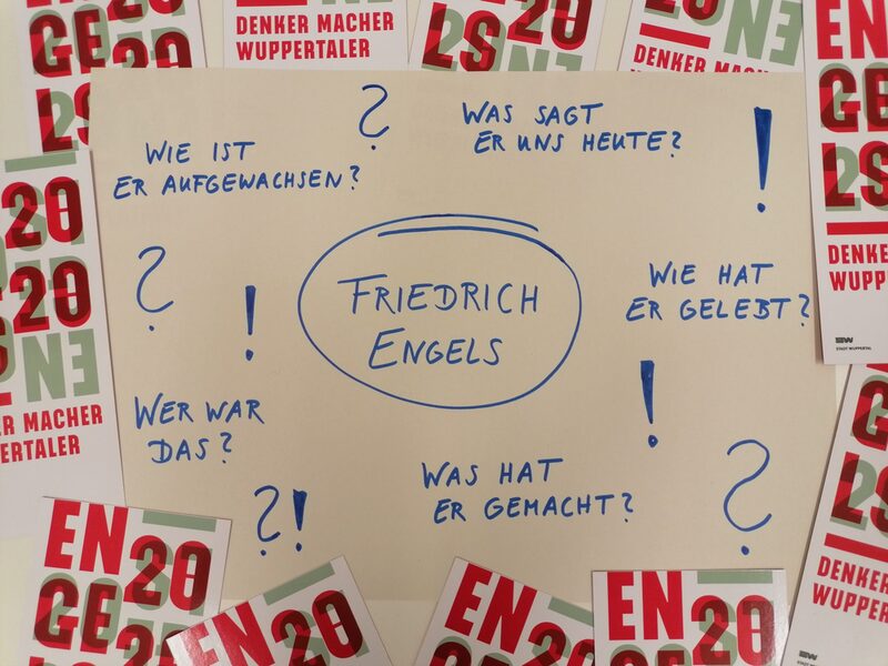 Plakat mit Fragen zu Friedrich Engels