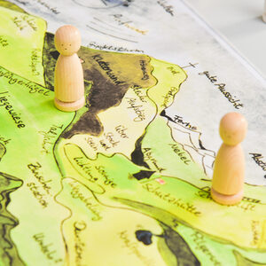 Landkarte mit 2 Holzfiguren