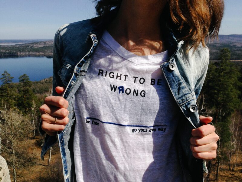 junge Frau mit Shirt auf dem steht: Right to be wrong