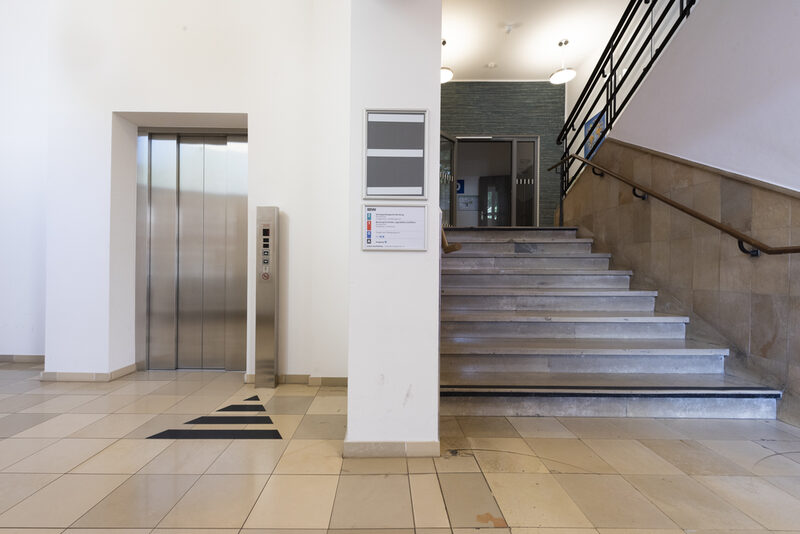 Eingangsbereich mit Fahrstuhl und Treppenaufgang