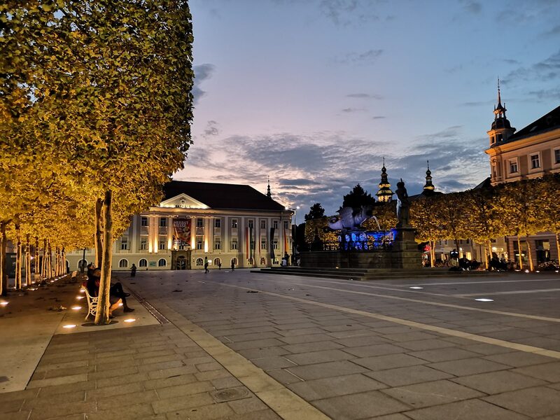 Klagenfurter Rathaus und Lindwurmbrunnen bei Nacht
