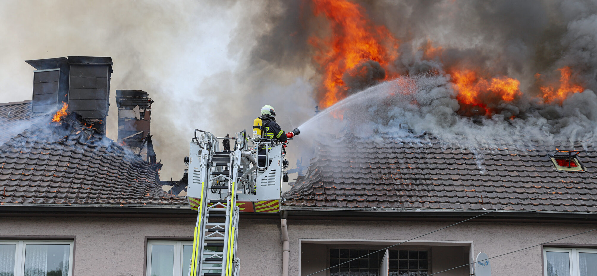 Feuer im Dachgeschoss wird von Drehleiter gelöscht