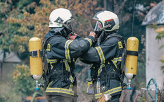 Feuerwehrleute mit Atemschutz