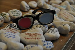 Steine und eine Sonnenbrille