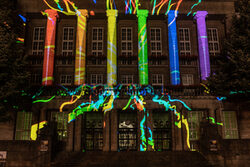 Rathaus Barmen mit Regenbogenfarben angestrahlt