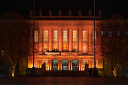 Das Barmer Rathaus wird orange illuminiert