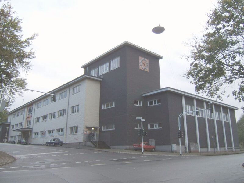 Fassadenansichten der Cornelius Grundschule Wuppertal Vohwinkel vor der Sanierung (Straßenseite)