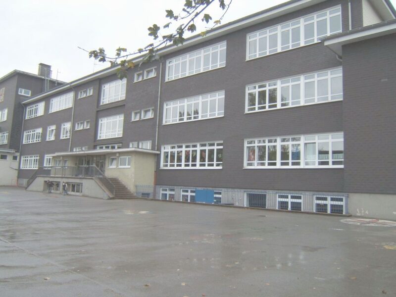 Fassadenansichten der Cornelius Grundschule Wuppertal Vohwinkel vor der Sanierung (Schulhofseite)
