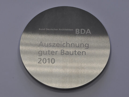 Verliehene Plakette des BDA für die Auszeichnung guter Bauten
