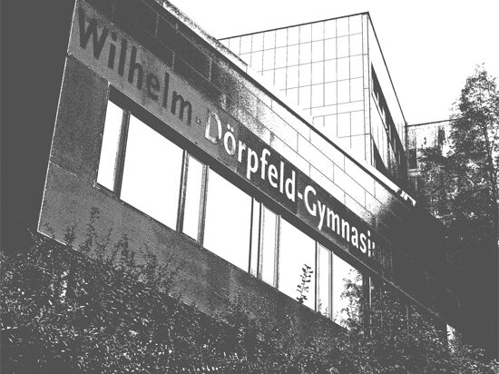 Fassade des Wilhelm-Dörpfeld-Gymnasiums mit Namensschriftzug
