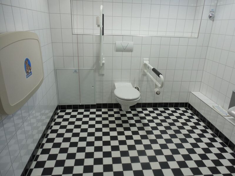 Wickelplatz im Behinderten-WC