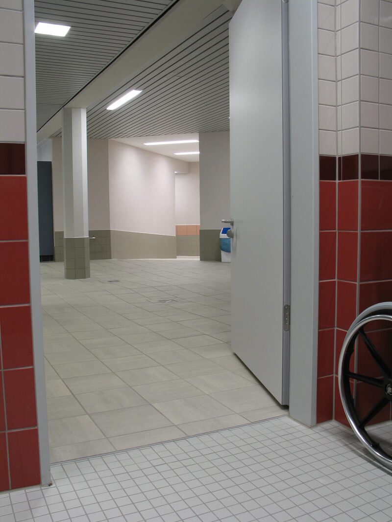 Blick von der Behinderten-Dusche in Richtung Bad/D-Duschen/H-Duschen