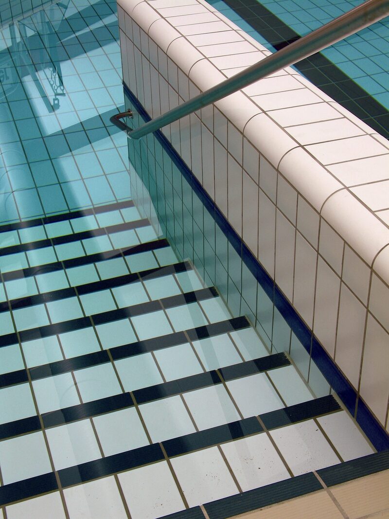 Kontrastierende Stufenkantenmarkierungen erhöhen die Sicherheit auch unter Wasser!