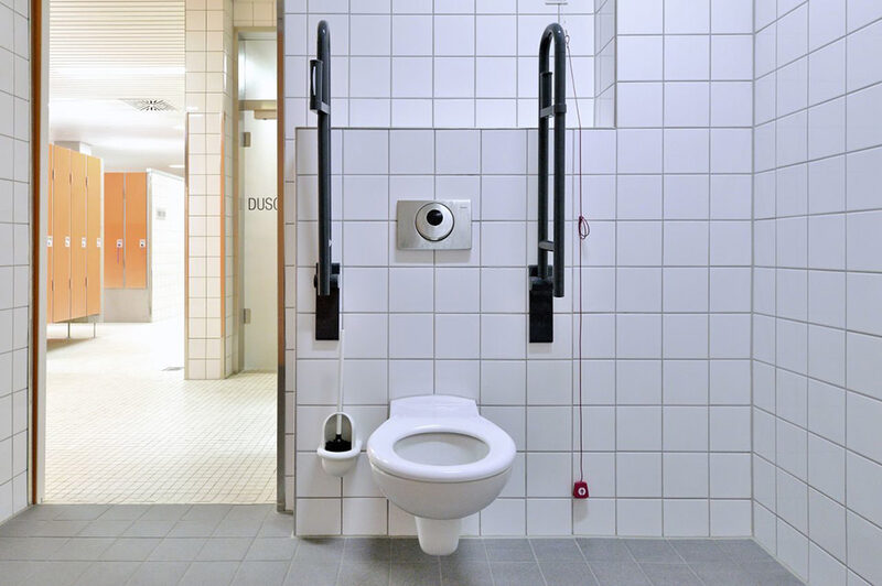 Zugang Behinderten-WC und Behinderten-Umkleide