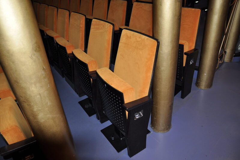Blick auf die für Rollstuhlplätze ausbaubaren Sitze
