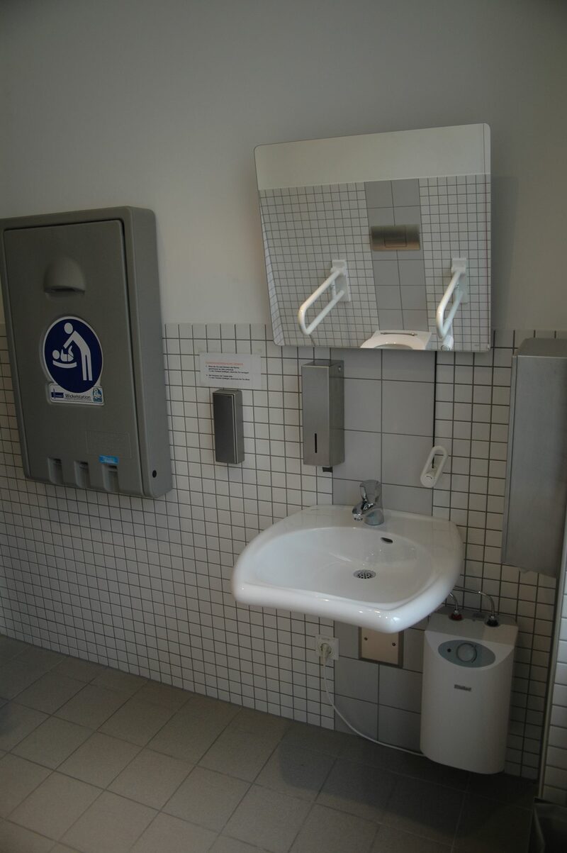 Unterfahrbarer Waschtisch und Wickeltisch im Barrierefrei-WC